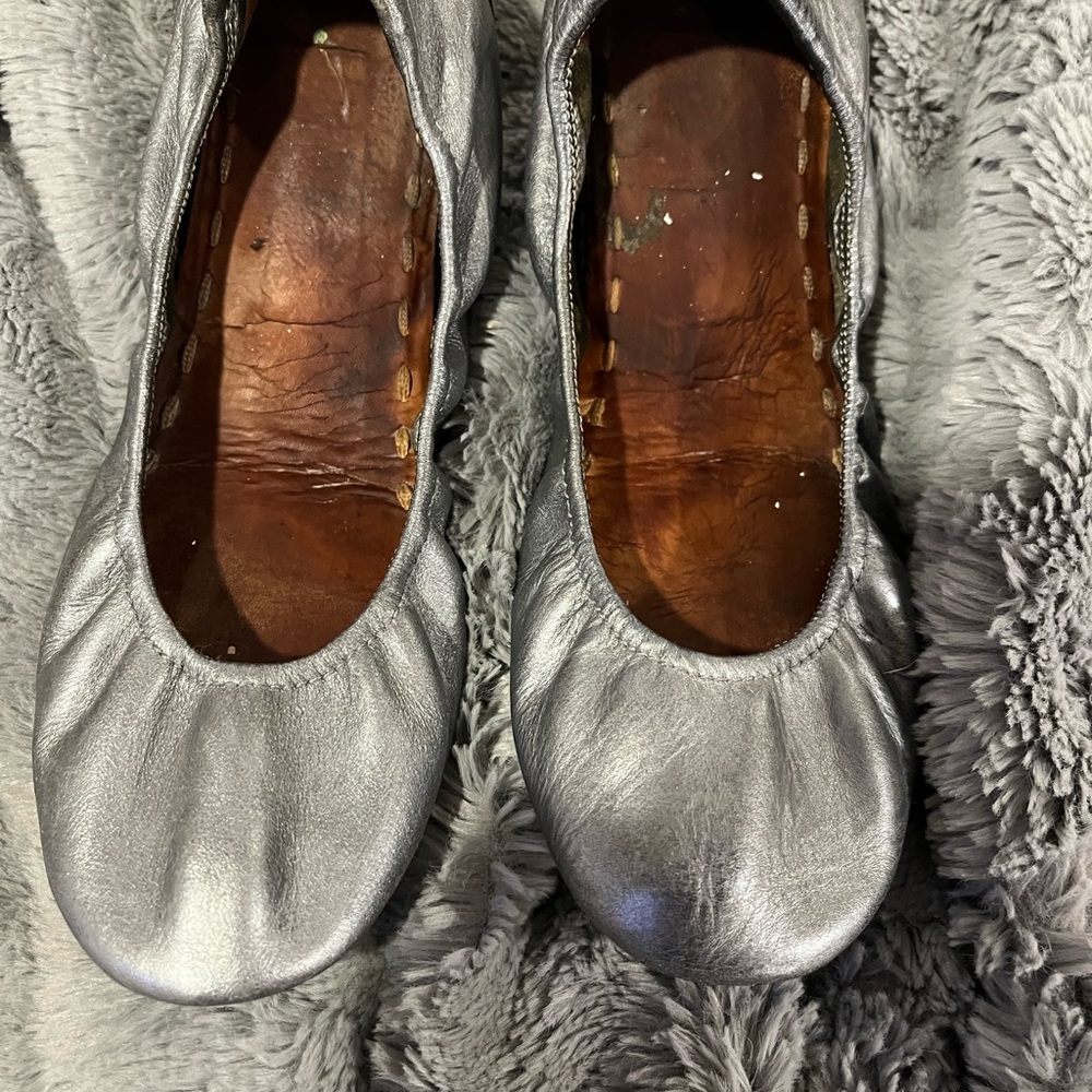Size 8 metallic pewter Tieks